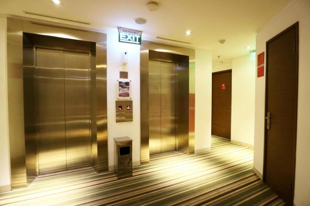 Redstar Hotel Джакарта Экстерьер фото