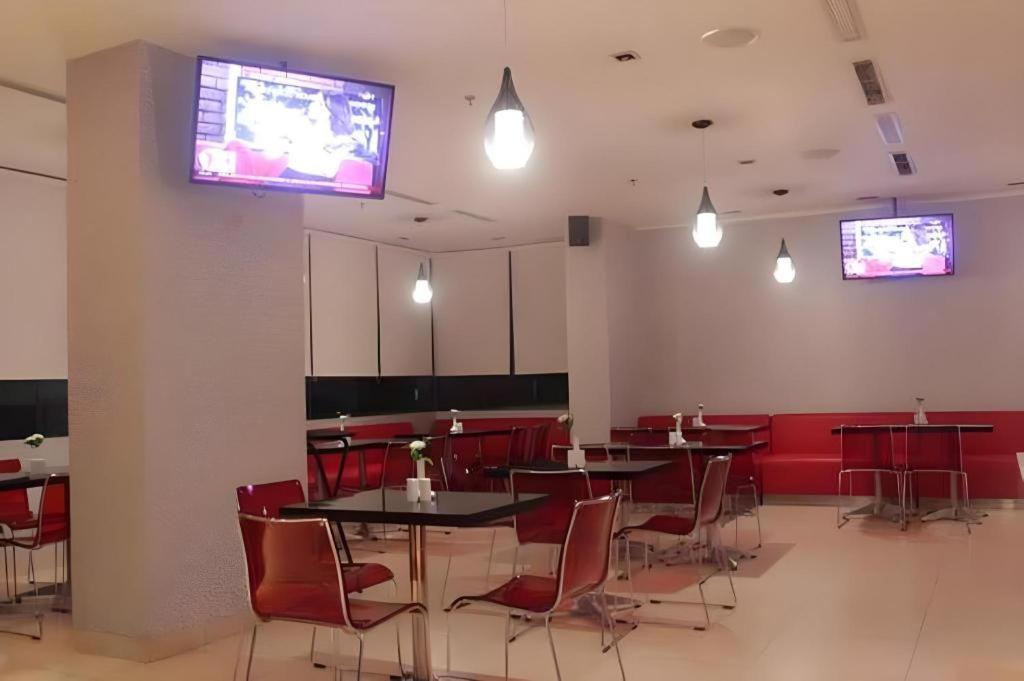 Redstar Hotel Джакарта Экстерьер фото